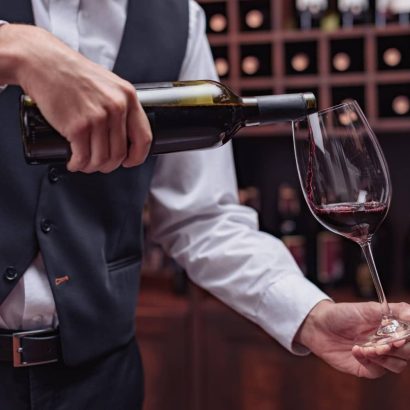 otwieranie butelki wina